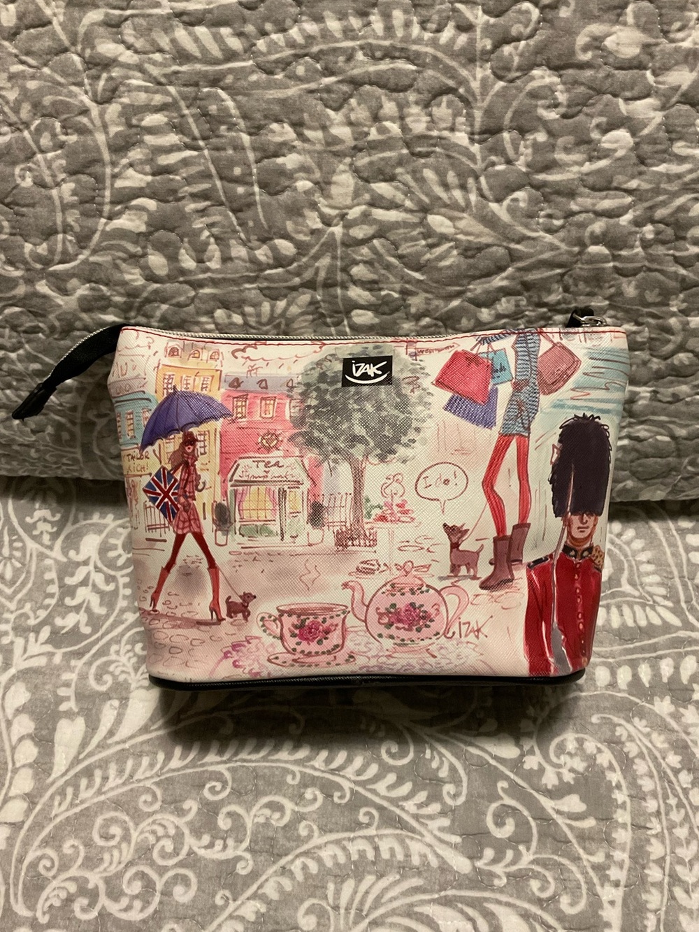 “God Save the Queen and My Cupcakes” Travel Bag w Handle - Izak Zenou